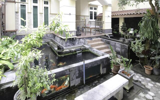 RedDoorz Plus near STIE YKPN