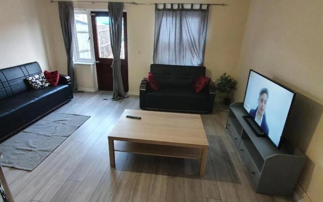 Lovely, Cosy House Easy Reach to Central London