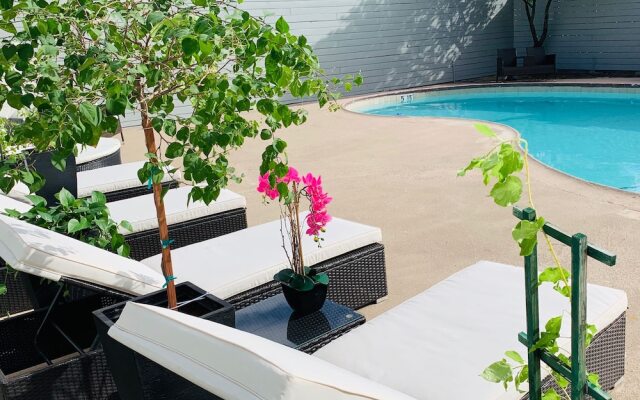 Stratus Suites - Boutique Hotel