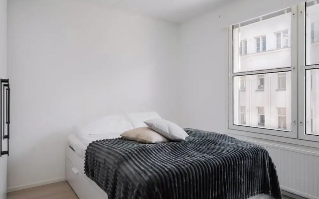 Modern 1BR Apartment with Balcony