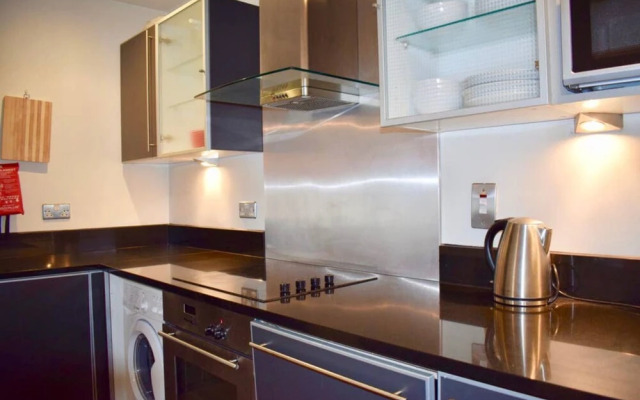 Modern Apartment in Silicon Docks With Balcony