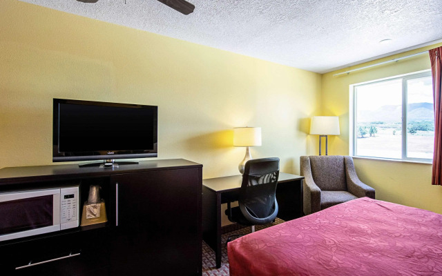 Rodeway Inn & Suites