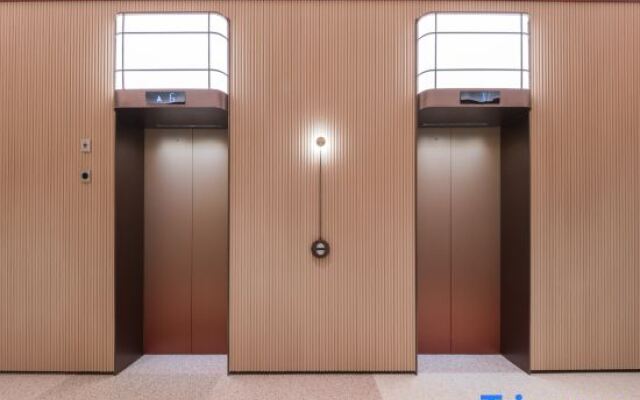 Orange Qingdao North Railway Station Hotel