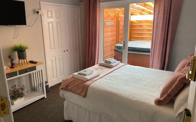 The Mayfair Lodge - Caravaning, Glamping & Camping