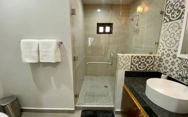 Beautiful New Condo Sea Breeze