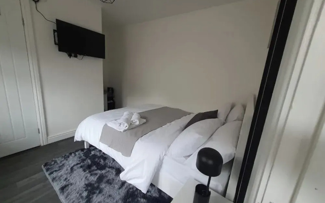 Private Room - Ensuite Bathroom - Free Parking
