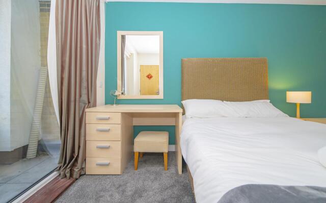 SLEEP 8  Morden 4bed TOWNHOUSE NEXT TO BRIGHTON STATION