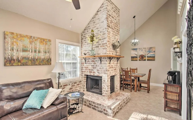 Pet-friendly A-frame Retreat Near Dtwn + Beaches!