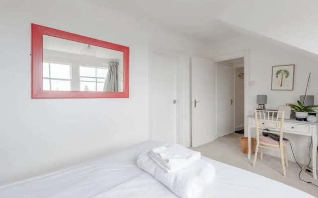 Top Floor 1BD Flat With Balcony - Ladbroke Grove