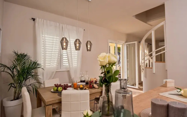 Luxury Villa Lelu With Heated Saltwater Pool, Parking, High Speed Internet, Bbq, el. car Charge T2