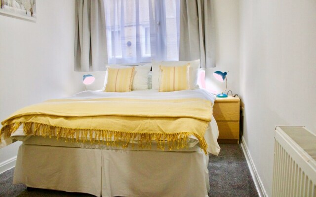 2 Bedroom Modern Home Sleeps 4