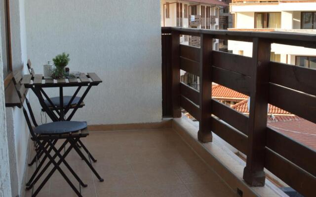 Pine Tree Apartment D34