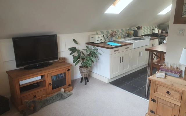 Cosy Village Apartment in Nottingham With Parking
