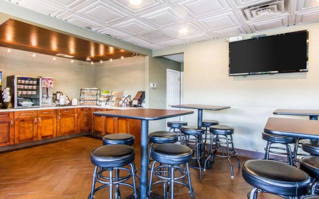 Econo Lodge University