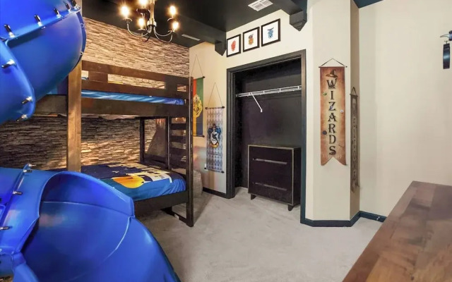 Upstay - Guest Home w Cinema Theme Rooms