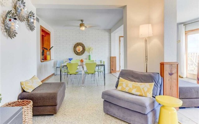 Sunshine House - Three Bedroom Home