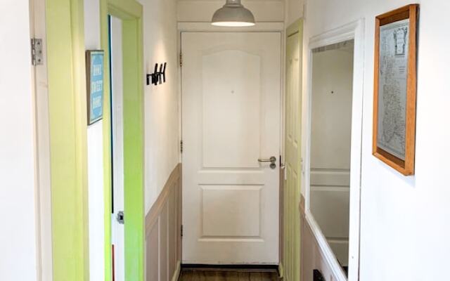 2 bedroom Central Flat with Parking