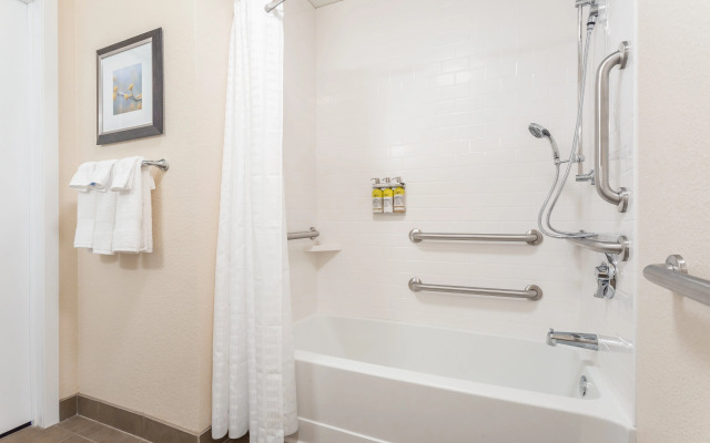 Candlewood Suites Eau Claire I-94