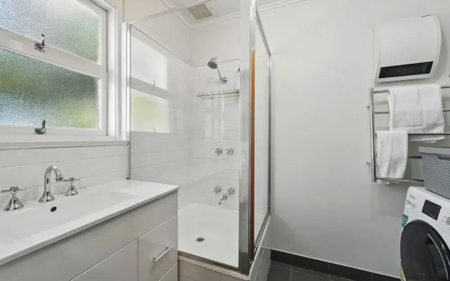 Coningham Beach House - 3 Bedrooms