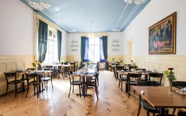 Carlton-Europe Vintage Adults Hotel