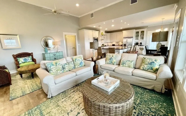Pajarita Blanca 3 Bedroom Home by Redawning