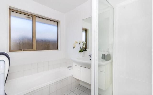 Airport, motorway, shopping handy