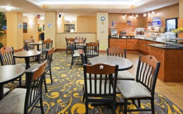 Holiday Inn Exp Deforest Madison Area