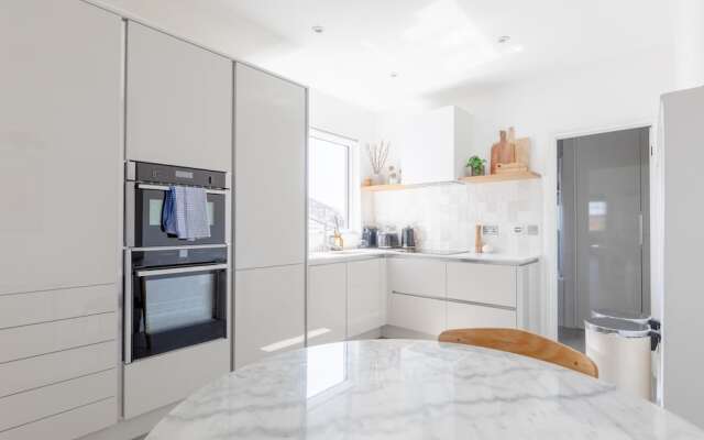 Sleek Scandi-inspired 2BD Flat, Fulham