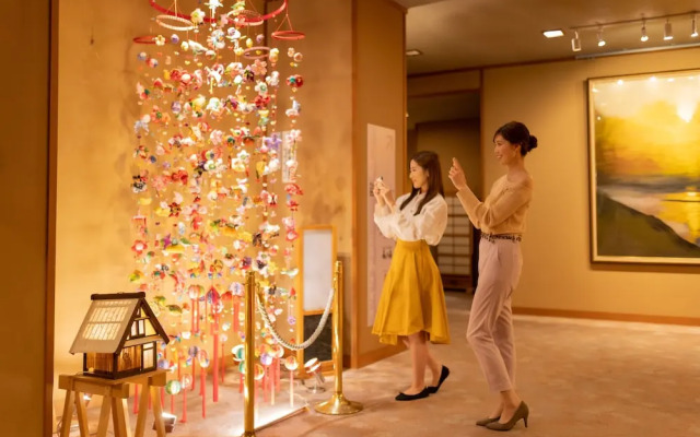Hotel Hoho "A hotel overlooking the Echigo Plain and the Yahiko mountain range"