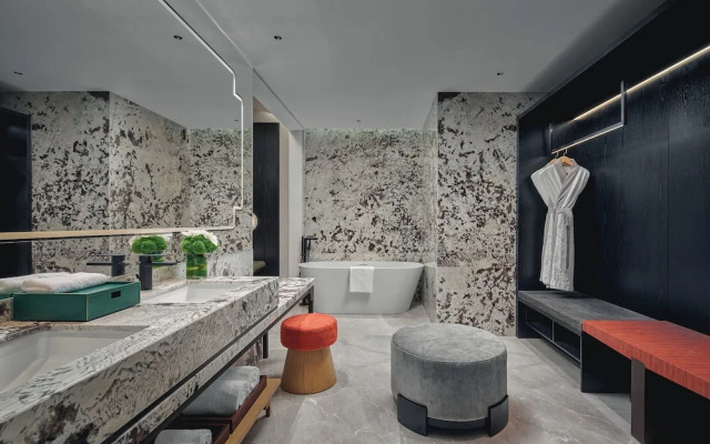 Hualuxe Chongqing Wushan by IHG