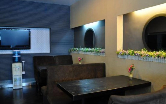 9Jiu Holiday Inn