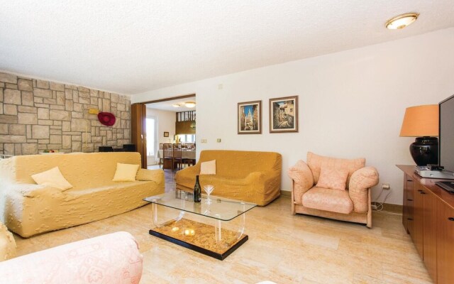 Amazing Home in Malinska With Wifi and 6 Bedrooms