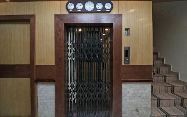OYO Flagship 19301 Mezbaan International Naka Hindola