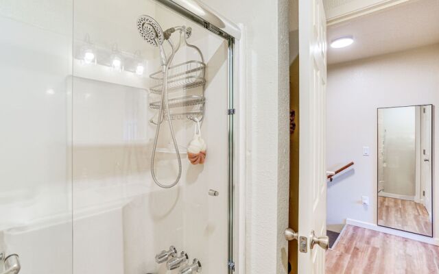 Airy Fortuna Apartment With Deck!