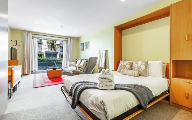 Spacious Viaduct Studio + Free Parking!