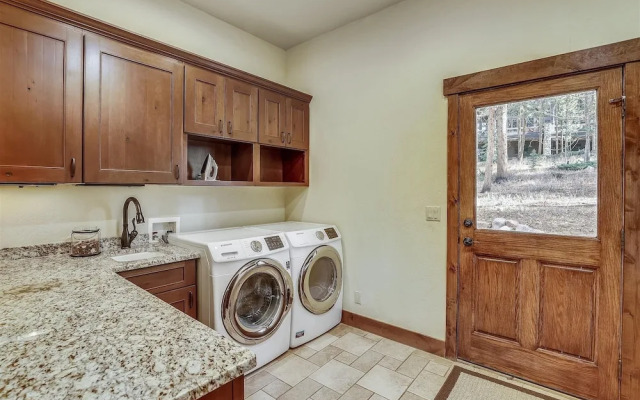 Highlands Getaway 4 Bedroom Home by RedAwning