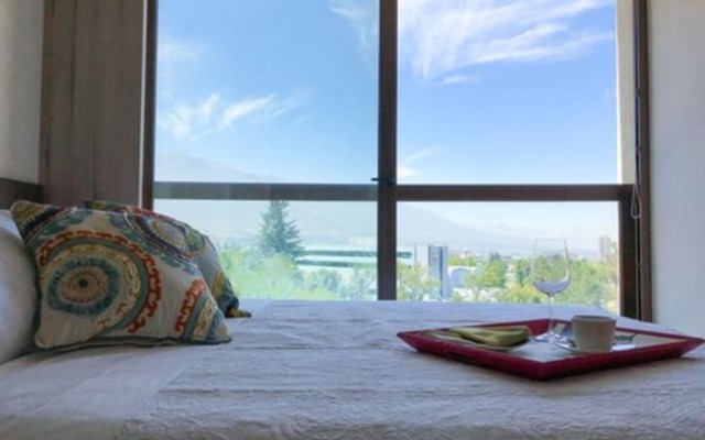 Charming Studio - w/Mountain View, Pool, & Gym