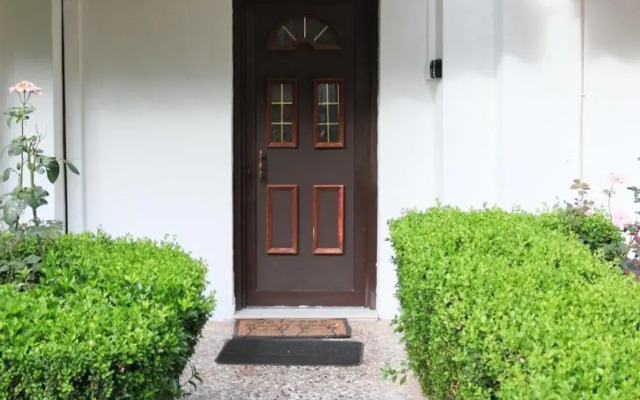 21st Street Comfy Studio