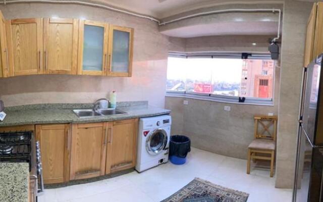 شقه على كورنيش المعادى تطل مباشرة على النيل للعائلات فقط