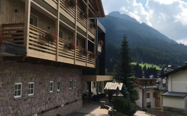 Arnica Mountain Hotel