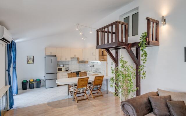 Spacious apartment Zvone with 3 balconies and parking