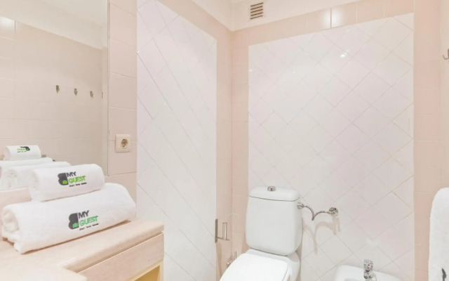 BmyGuest - Central Garage Apartment