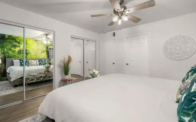 The Avalon - Modern Colorful w Private Parking