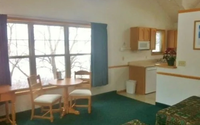 Little Riverside Motel & Marina