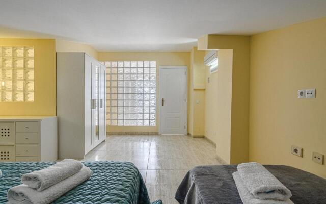 RED Large family apartment, three floors, 10 guests