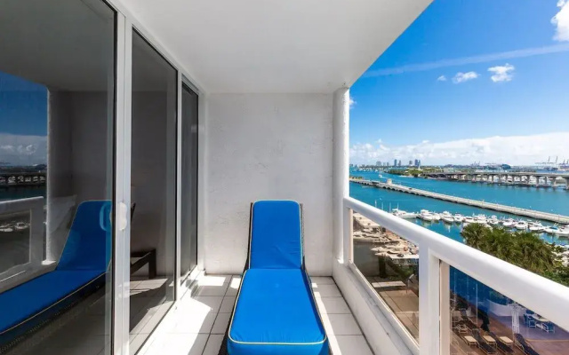Sea-view Romantic Suite Minutes from the Beach
