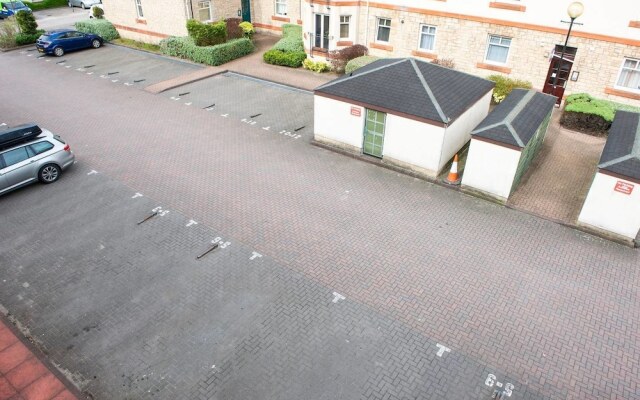 3bed/3bath Townhouse with Free Parking And Balcony