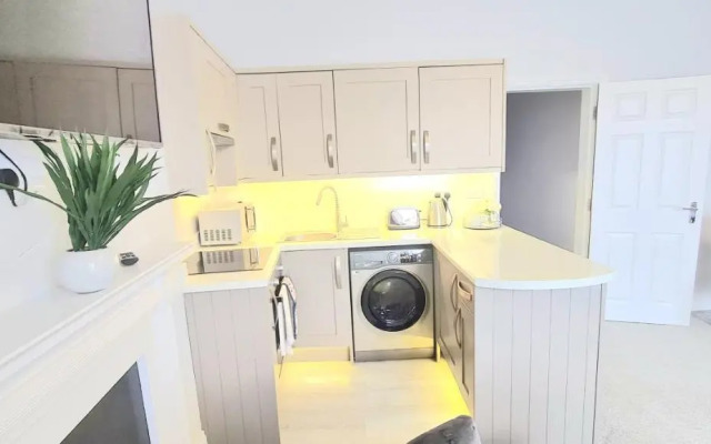 Spacious 3 bedroom flat near the sea