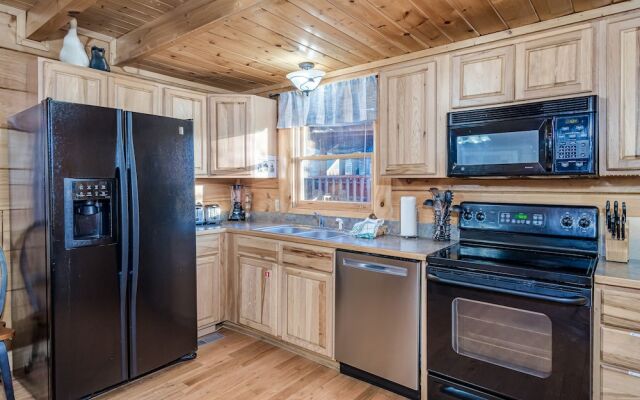 Bear Vista Retreat w HotTub Pool View