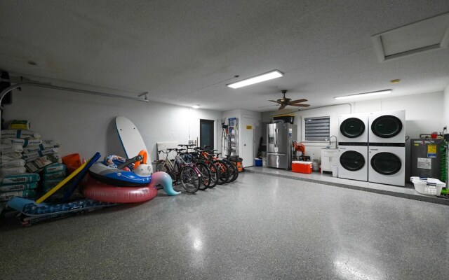 Tropical Naples Hideaway - 1 Mi to Beaches!